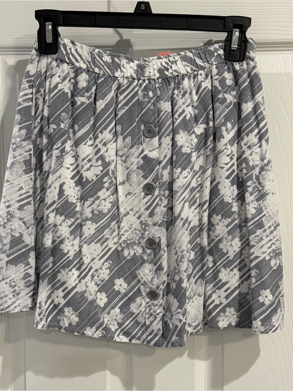 SO Juniors Floral Mini Skirt Small NWT Gray White Button Front Rayon